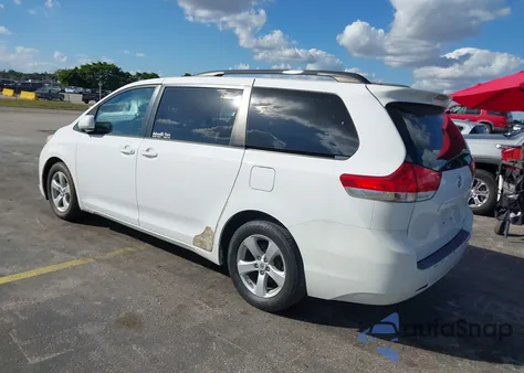 2013 Toyota Sienna Le V6 8 Passenger z USA, uszkodzony, nr VIN 5TDKK3DC6DS307992